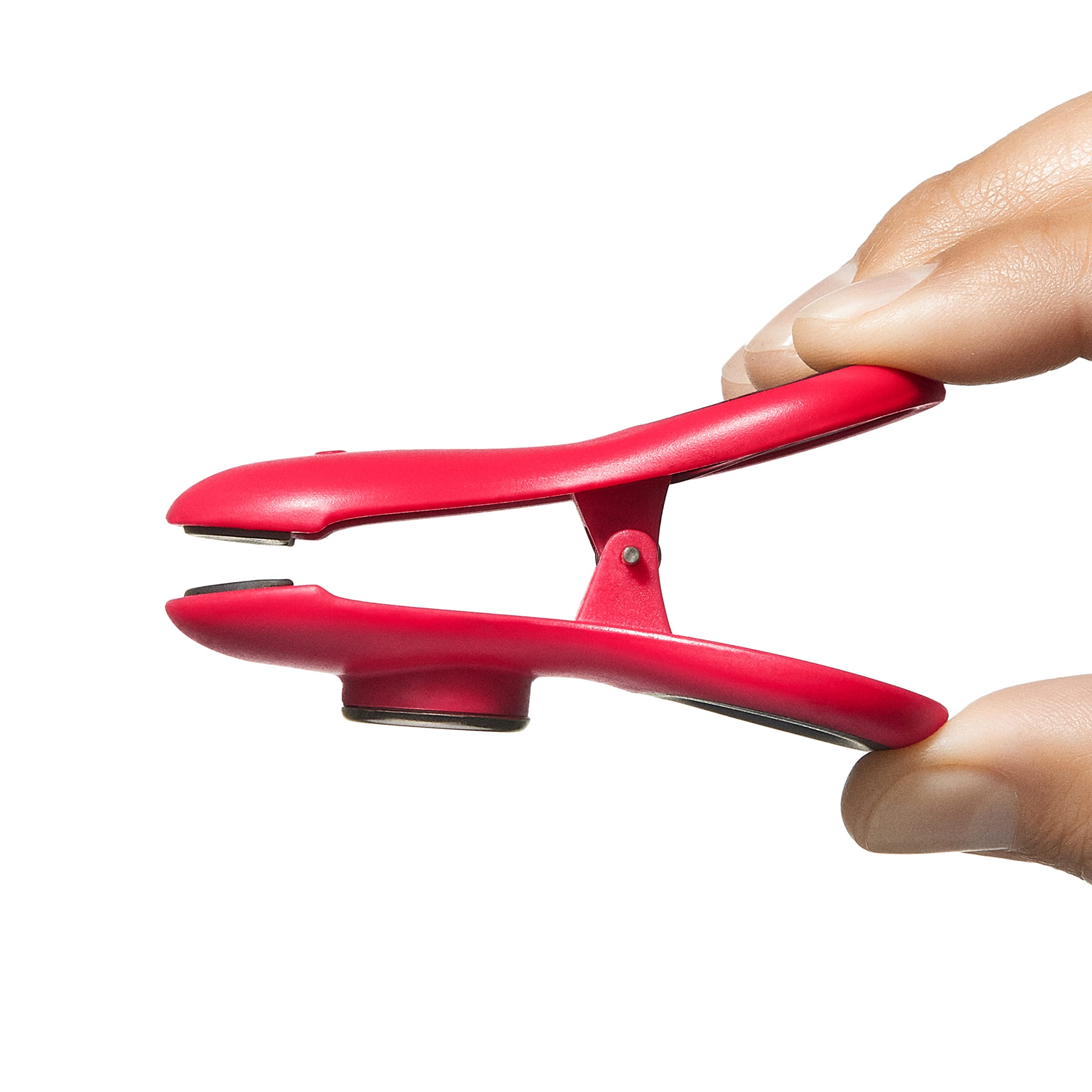 Diseño ergonómico de OXO Clips Magnéticos para uso cómodo.