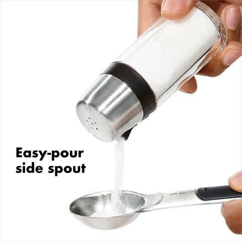 OXO conjunto sal pimienta con acabados de acero inoxidable para estilo y durabilidad.