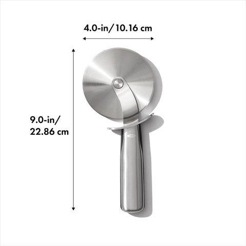OXO corte de 4 pulgadas para pizzas con bordes gruesos.