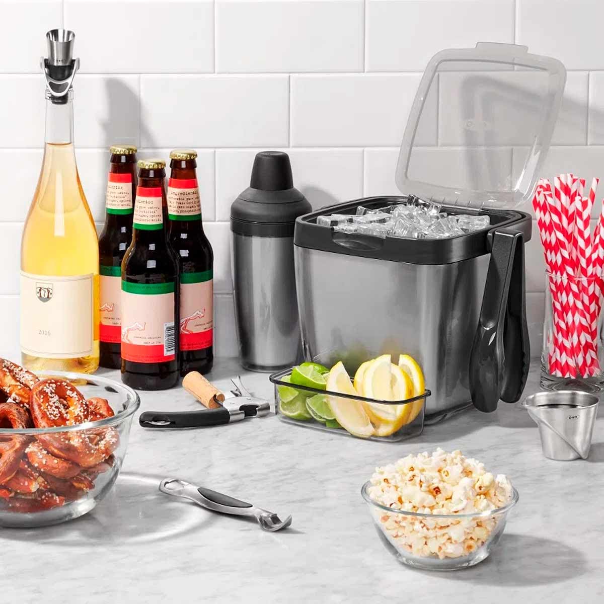 OXO cubo de hielo de doble pared con bandeja para guarniciones dentro del cubo