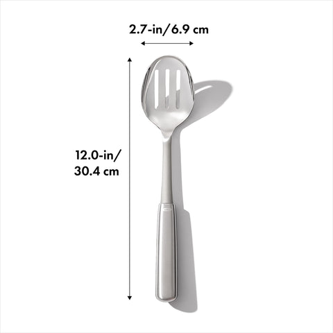 OXO Cuchara ranurada, diseño clásico y versátil para cocina y mesa.