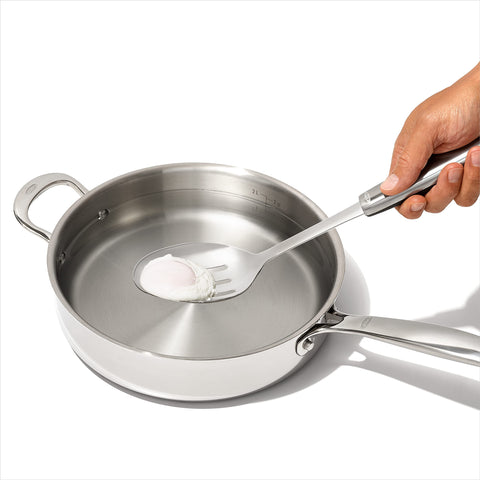 OXO Cuchara ranurada, mango suave antideslizante para agarre cómodo.