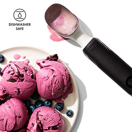 Cucharilla OXO para helado con borde plano limpia los bordes