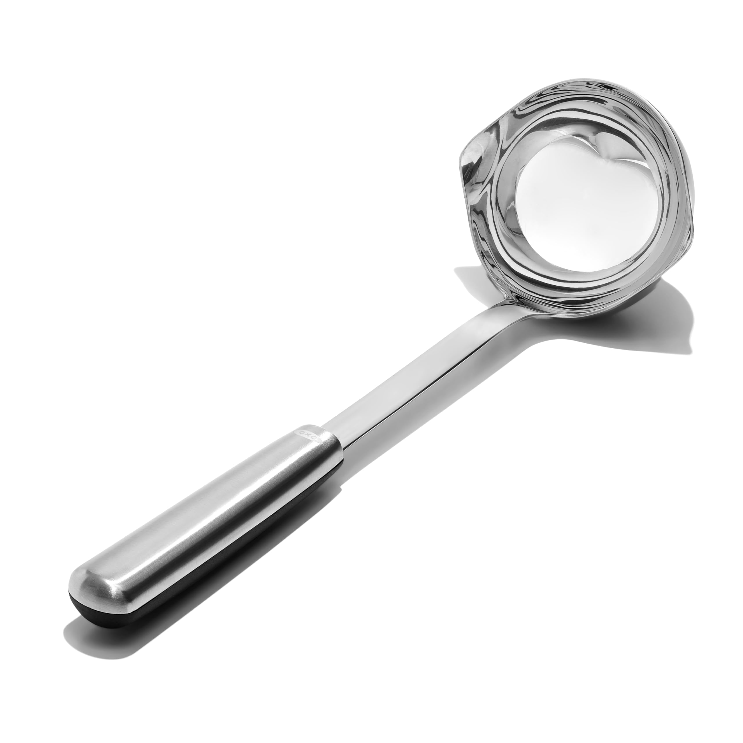 Cucharón OXO con boquilla doble para verter desde ambos lados con precisión.