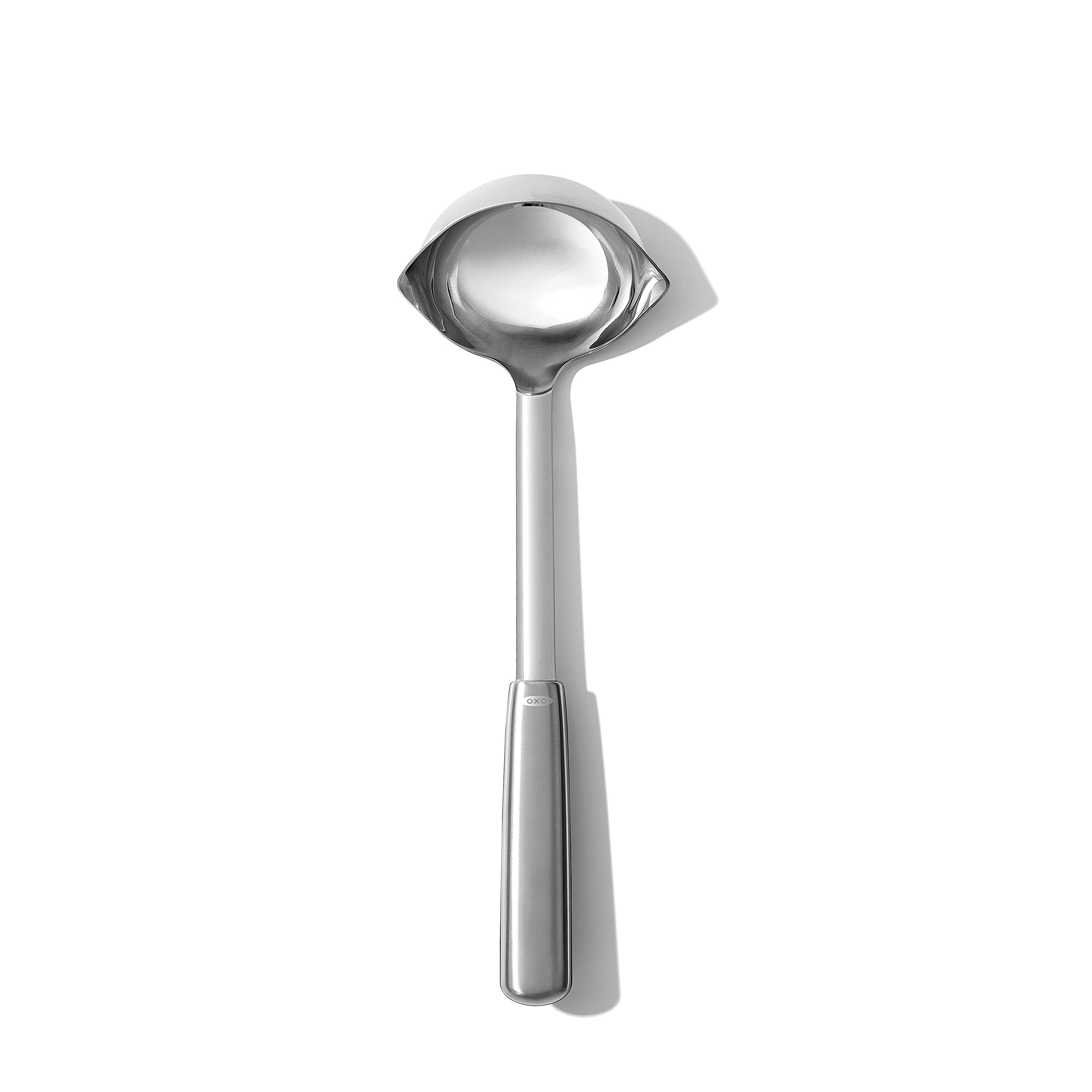 Cucharón OXO con mango ergonómico y agarre antideslizante para mayor comodidad.