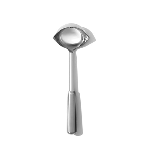Cucharón OXO con mango ergonómico y agarre antideslizante para mayor comodidad.