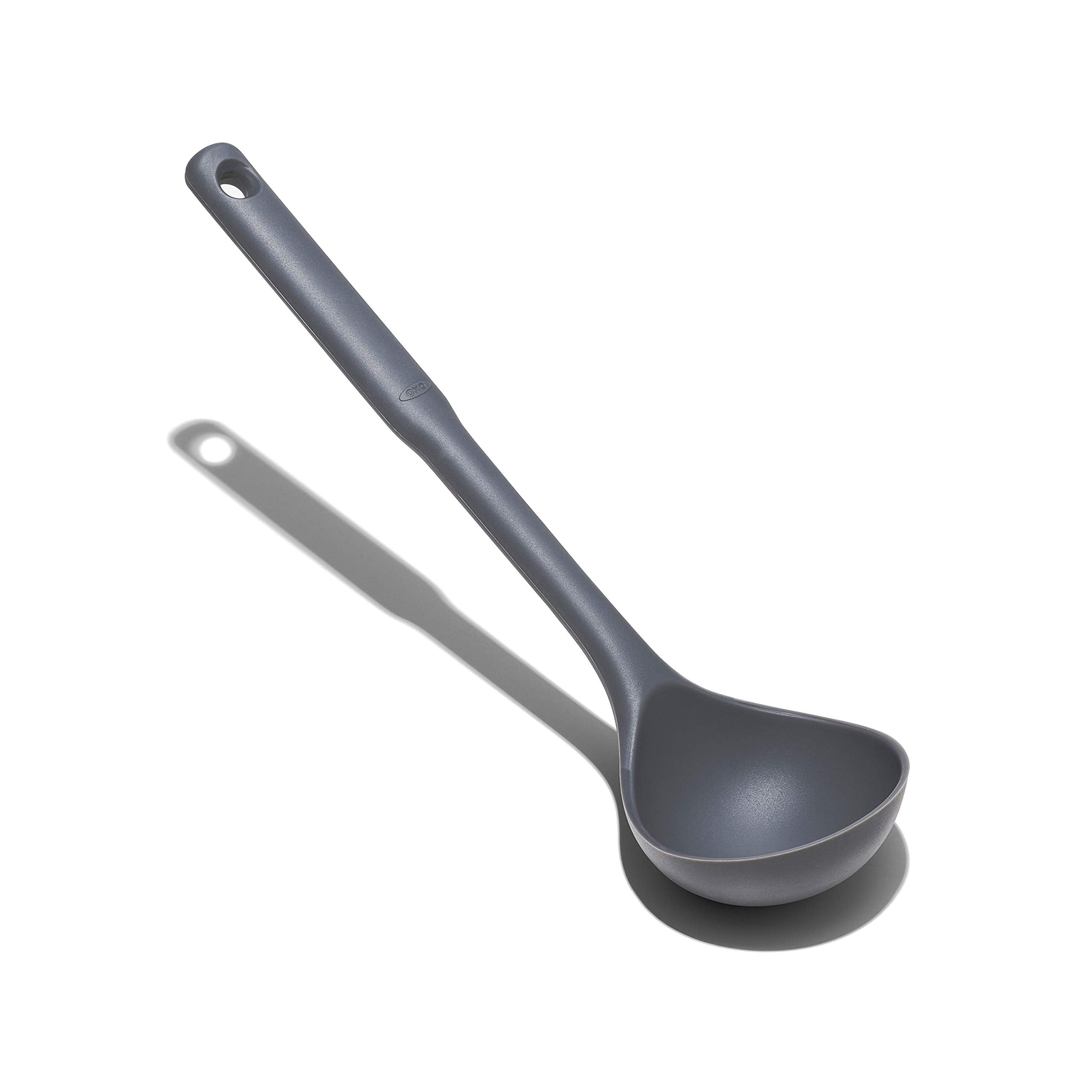 Cucharón OXO con mango ergonómico para uso cómodo