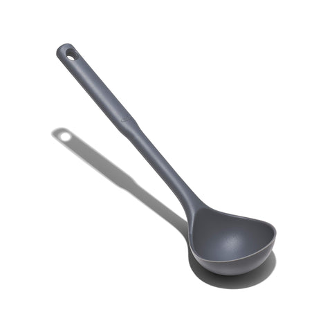 Cucharón OXO con mango ergonómico para uso cómodo