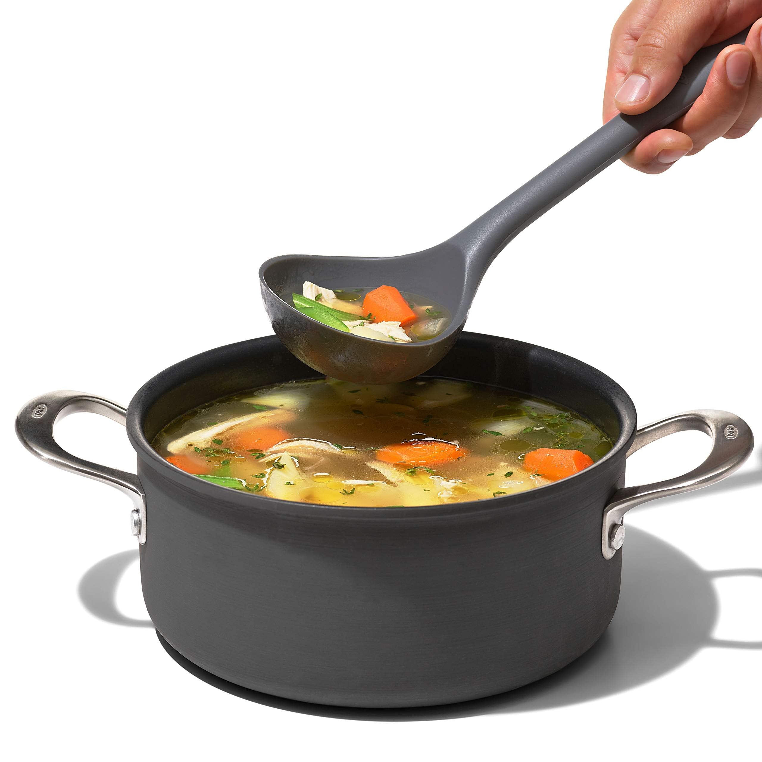 Cucharón OXO en tono pimienta, estilo moderno para cocina diaria