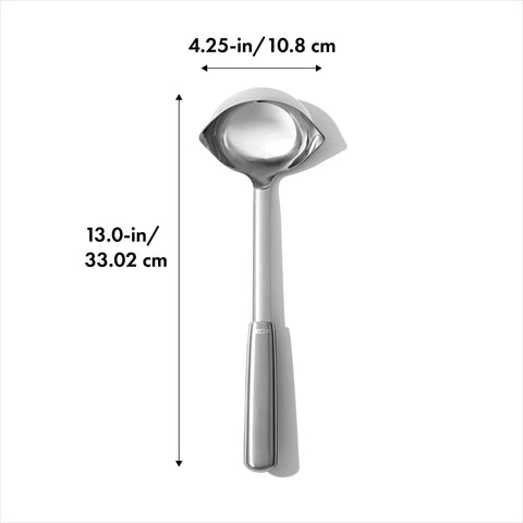 Cucharón OXO ideal para servir sopa, guisos y salsas en mesa o cocina.