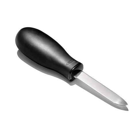 Cuchillo OXO para ostras con filo de acero para abrir con facilidad.
