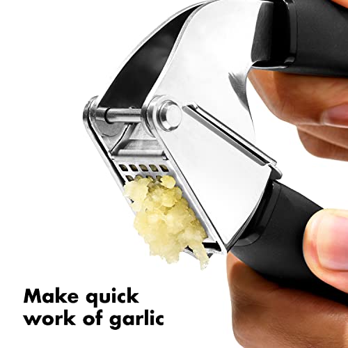 OXO Prensa de ajo con tolva grande y desmontable para triturar varios dientes.