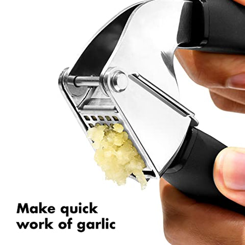 OXO Prensa de ajo con tolva grande y desmontable para triturar varios dientes.