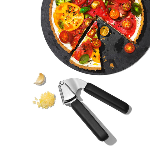 Uso diario en la cocina con la prensa de ajo OXO para ajo fresco.