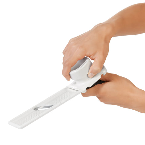 OXO Good Grips Garlic Slicer diseño compacto facilita guardar en cajón