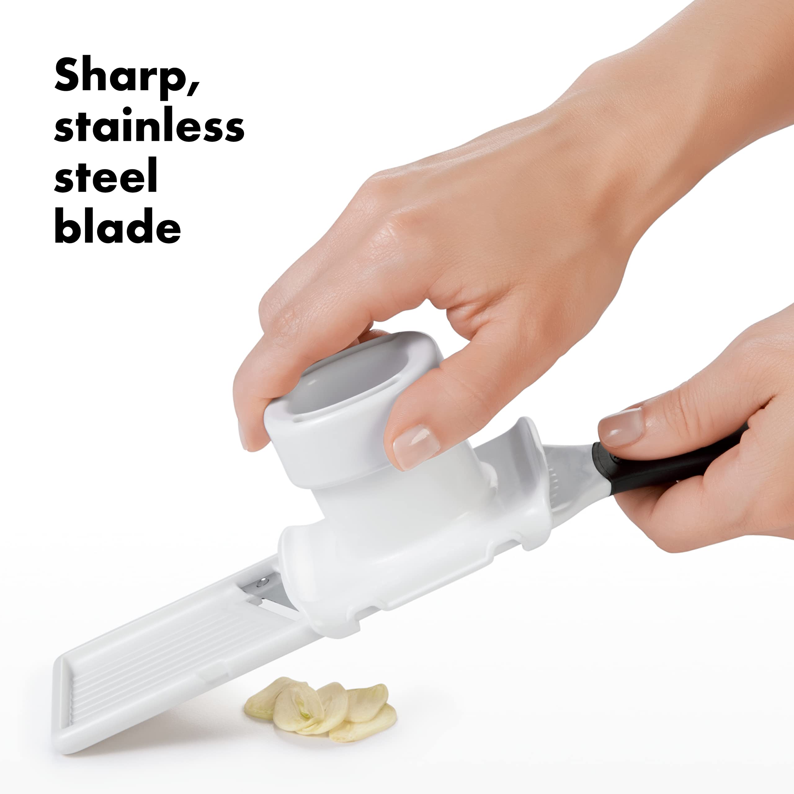 OXO Good Grips Garlic Slicer rampa texturada evita que el ajo se pegue
