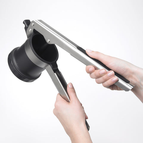 OXO Good Grips 3-en-1 Prensa de Patatas: discos ajustables para texturas finas, medias o gruesas.