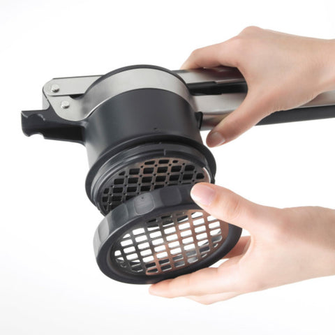 OXO Good Grips 3-en-1 Prensa de Patatas: soporte ranurado para cuencos estables.