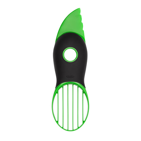 Cortador de aguacate OXO Good Grips verde, corte preciso y seguro.