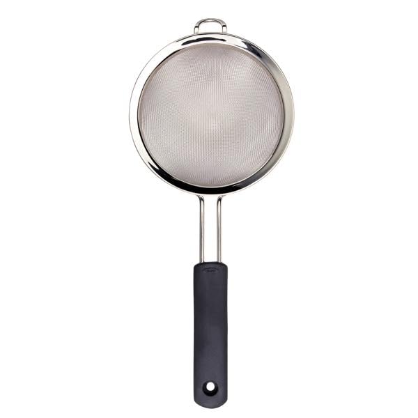 Anilla para colgar que facilita el almacenamiento en cocinas.