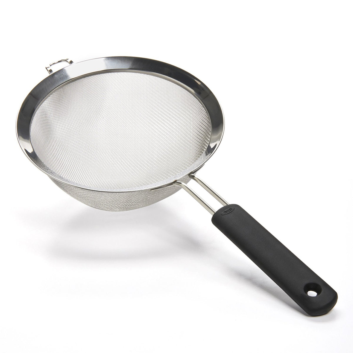 Colador OXO Good Grips con malla fina para escurrir frutas y verduras.