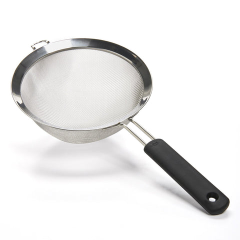 Colador OXO Good Grips con malla fina para escurrir frutas y verduras.