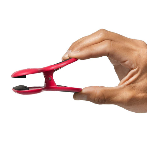 Agujeros para colgar en OXO Good Grips para exhibir notas.