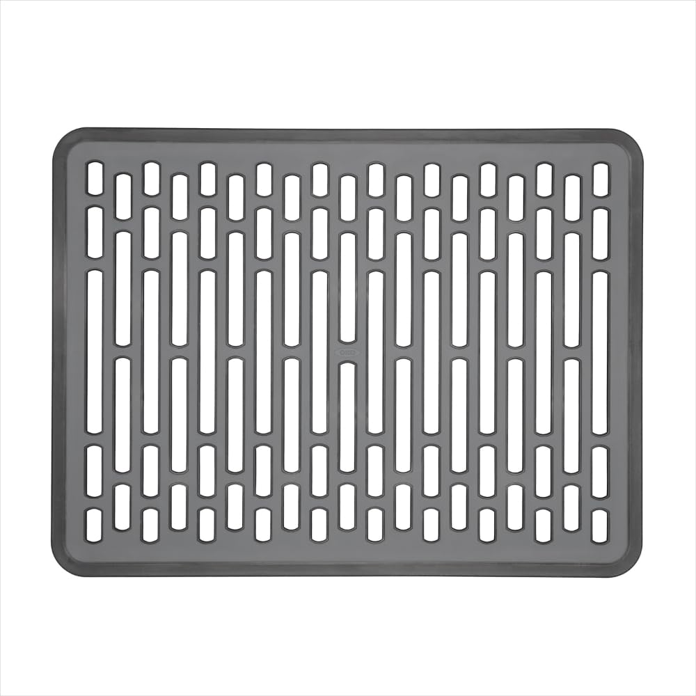 OXO Good Grips: alfombrilla para fregadero grande con drenaje para un secado más rápido.