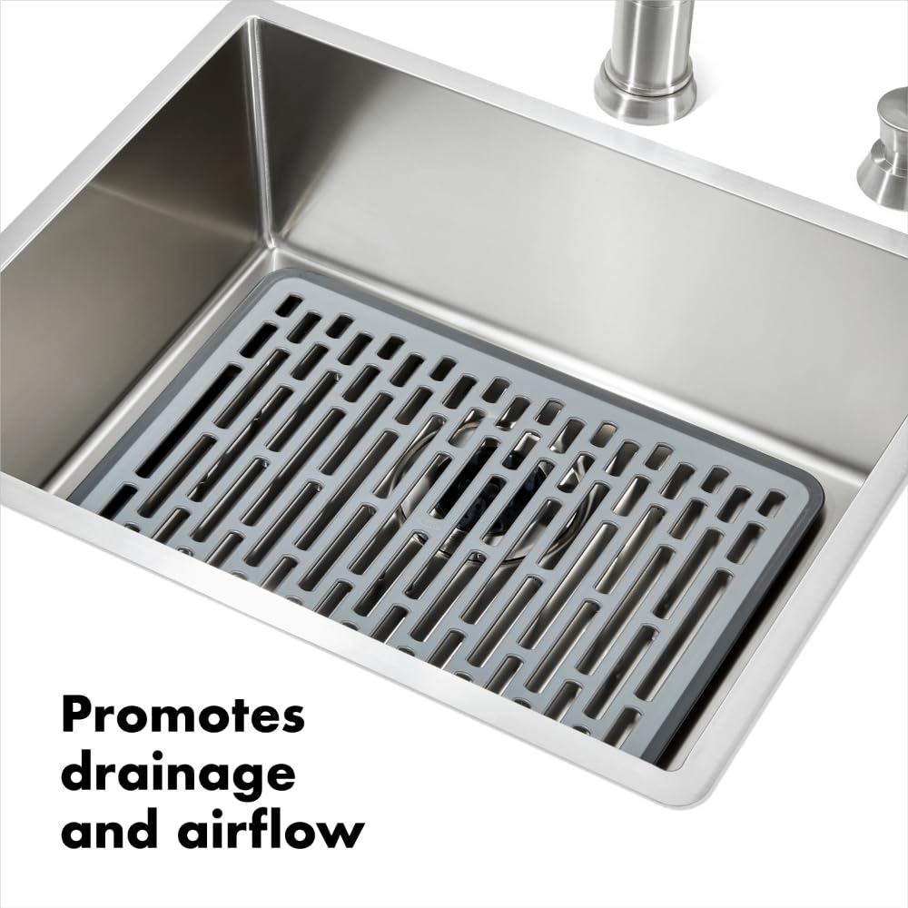OXO Good Grips: alfombrilla para fregadero grande con pies antideslizantes que se mantiene en su sitio.