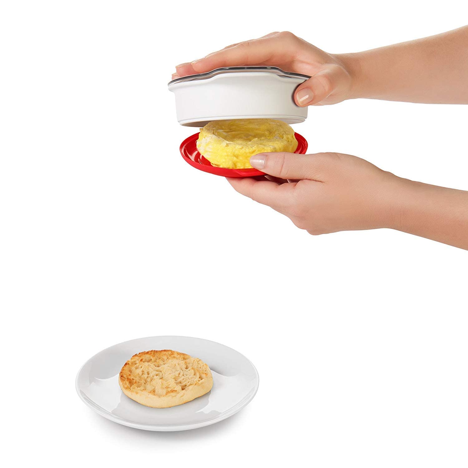 Base curva del cocedor Oxo centra la yema para huevos fritos.