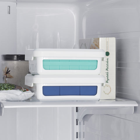 OXO Good Grips, base plástica de apoyo facilita llenado, transporte y almacenamiento seguro de hielo.