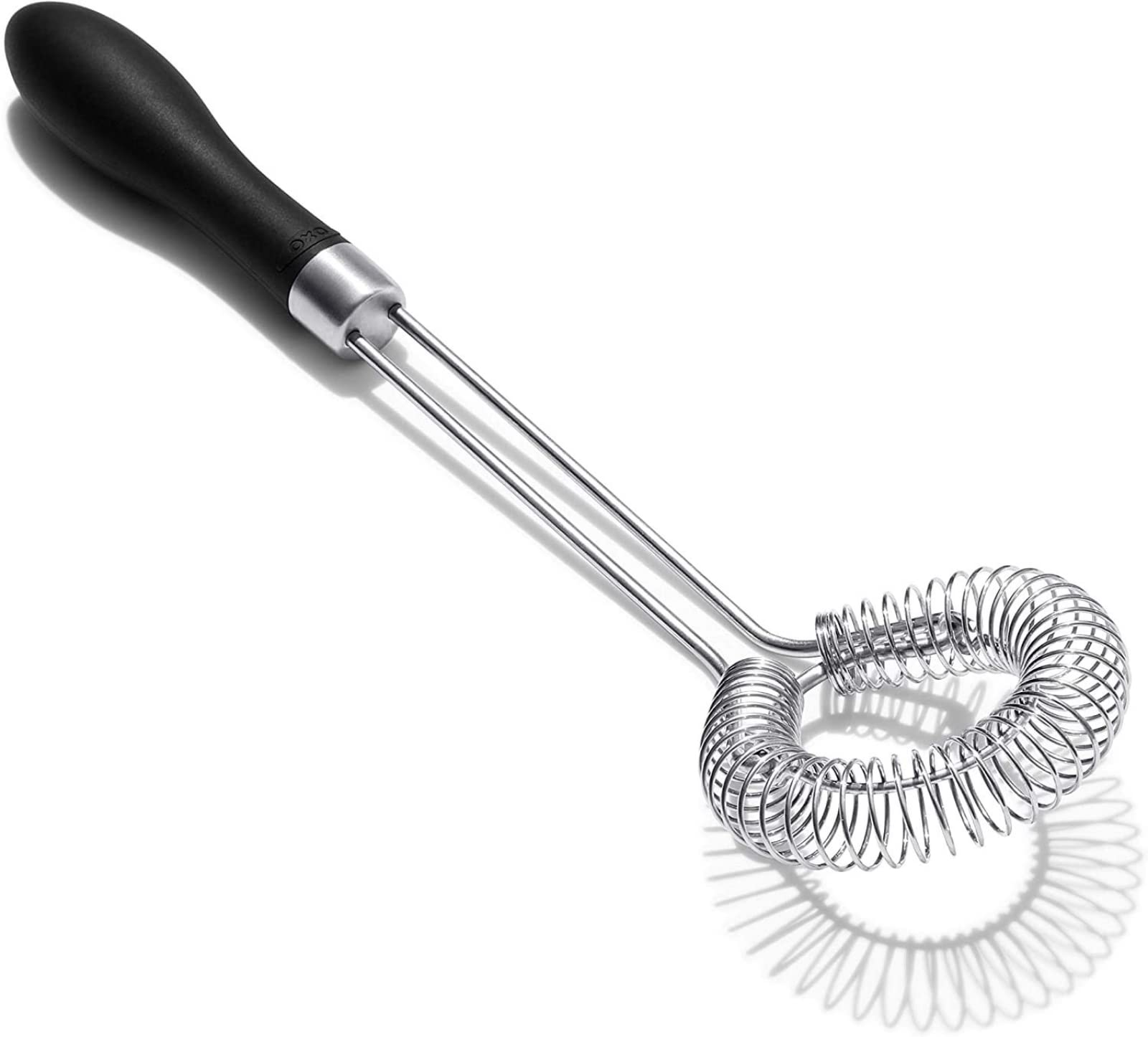 OXO Good Grips batidor para salsas y gravy, cabezal angulado llega a los bordes.