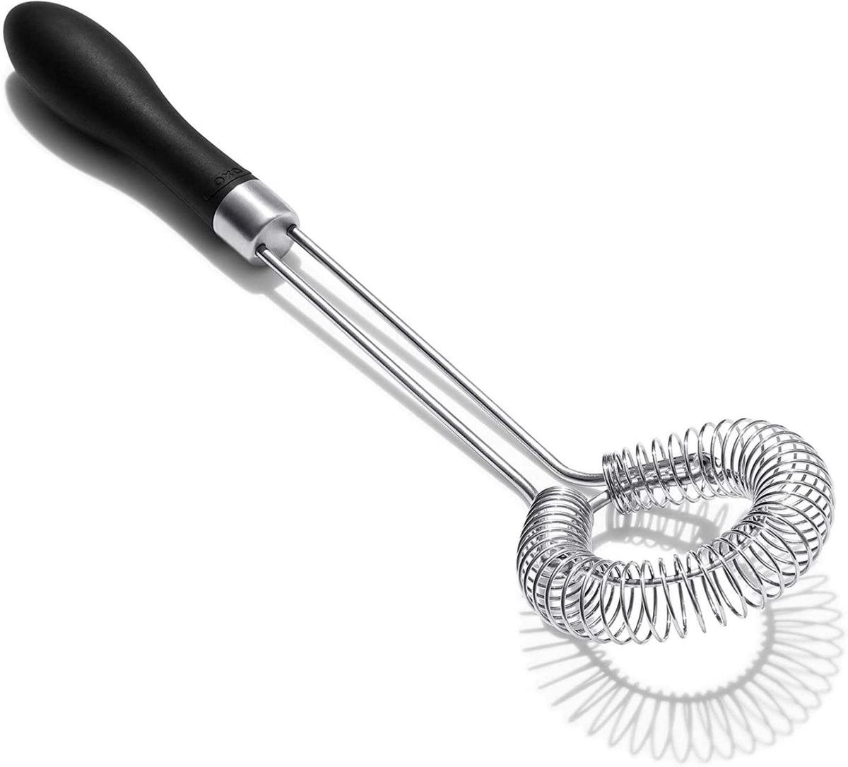 OXO Good Grips batidor para salsas y gravy, cabezal angulado llega a los bordes.