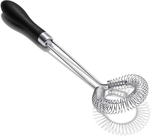 OXO Good Grips batidor para salsas y gravy, cabezal angulado llega a los bordes.