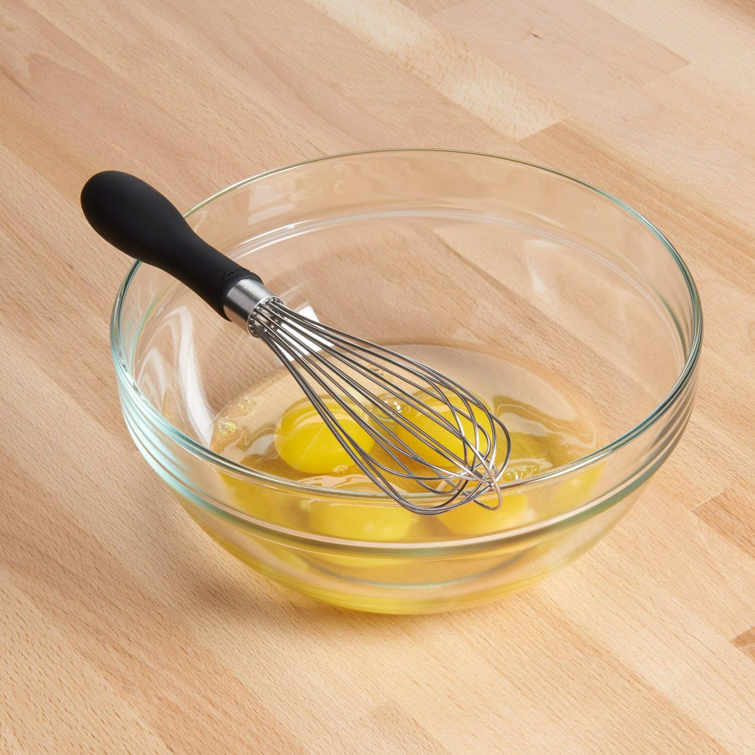 OXO Good Grips batidor: hilos de acero pulido para mezclas suaves.