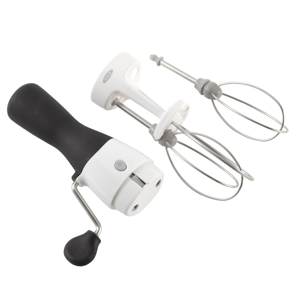Batidora OXO Good Grips con mango ergonómico para batir huevos con menor esfuerzo.