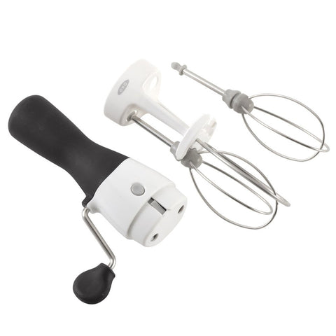 Batidora OXO Good Grips con mango ergonómico para batir huevos con menor esfuerzo.