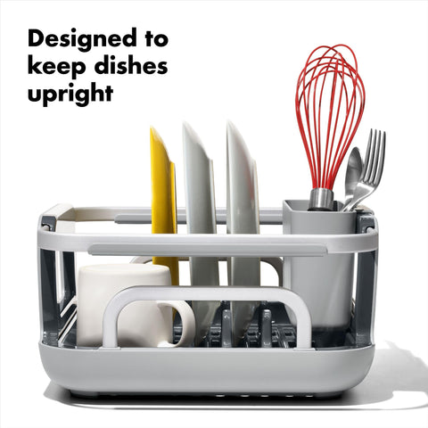 OXO Good Grips brazos retráctiles para almacenamiento compacto en cocina.