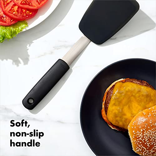 Cabeza flexible de OXO Good Grips para voltear con delicadeza.