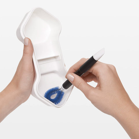 OXO Good Grips cepillo angulado para juntas y superficies difíciles