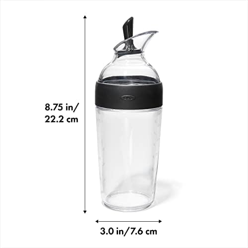 OXO Good Grips coctelera con apertura amplia para añadir y mezclar ingredientes sin desorden.