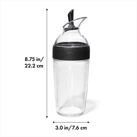 OXO Good Grips coctelera con apertura amplia para añadir y mezclar ingredientes sin desorden.