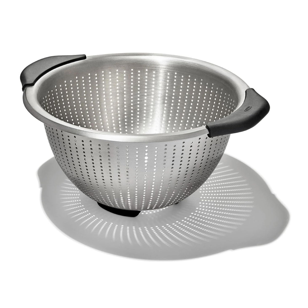 Colador OXO de acero inoxidable con asas antideslizantes para escurrir pasta