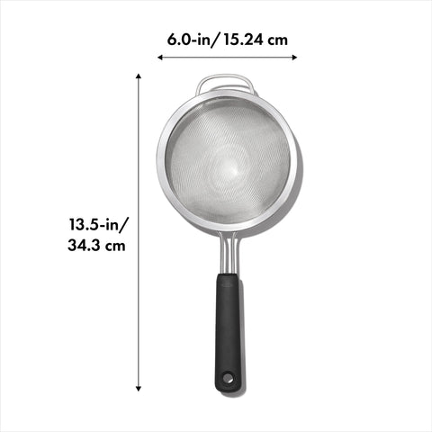 Colador OXO Good Grips con mango antideslizante, ideal para verduras.