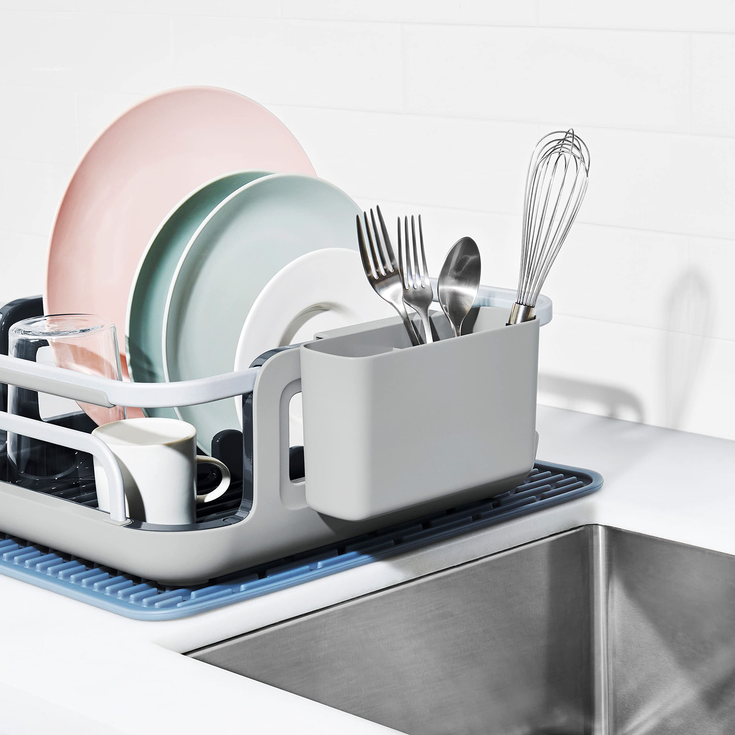 OXO Good Grips cubo dividido para utensilios facilita la descarga.