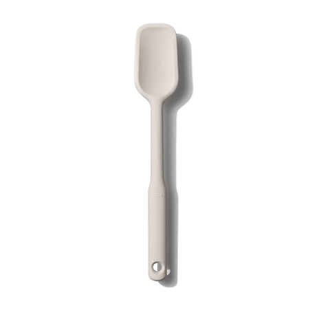 OXO Good Grips: cuchara-espátula de silicona avena, ideal para batir y raspar.