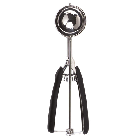 Cuchara para galletas de OXO Good Grips grande facilita porciones uniformes para hornear.