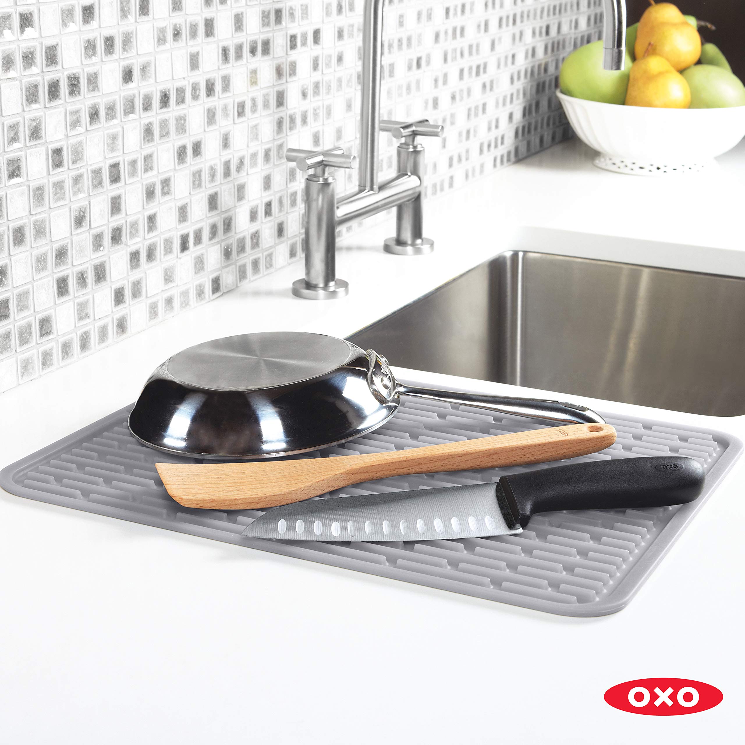 OXO Good Grips, diseño acanalado, optimiza drenaje y circulación de aire para utensilios.