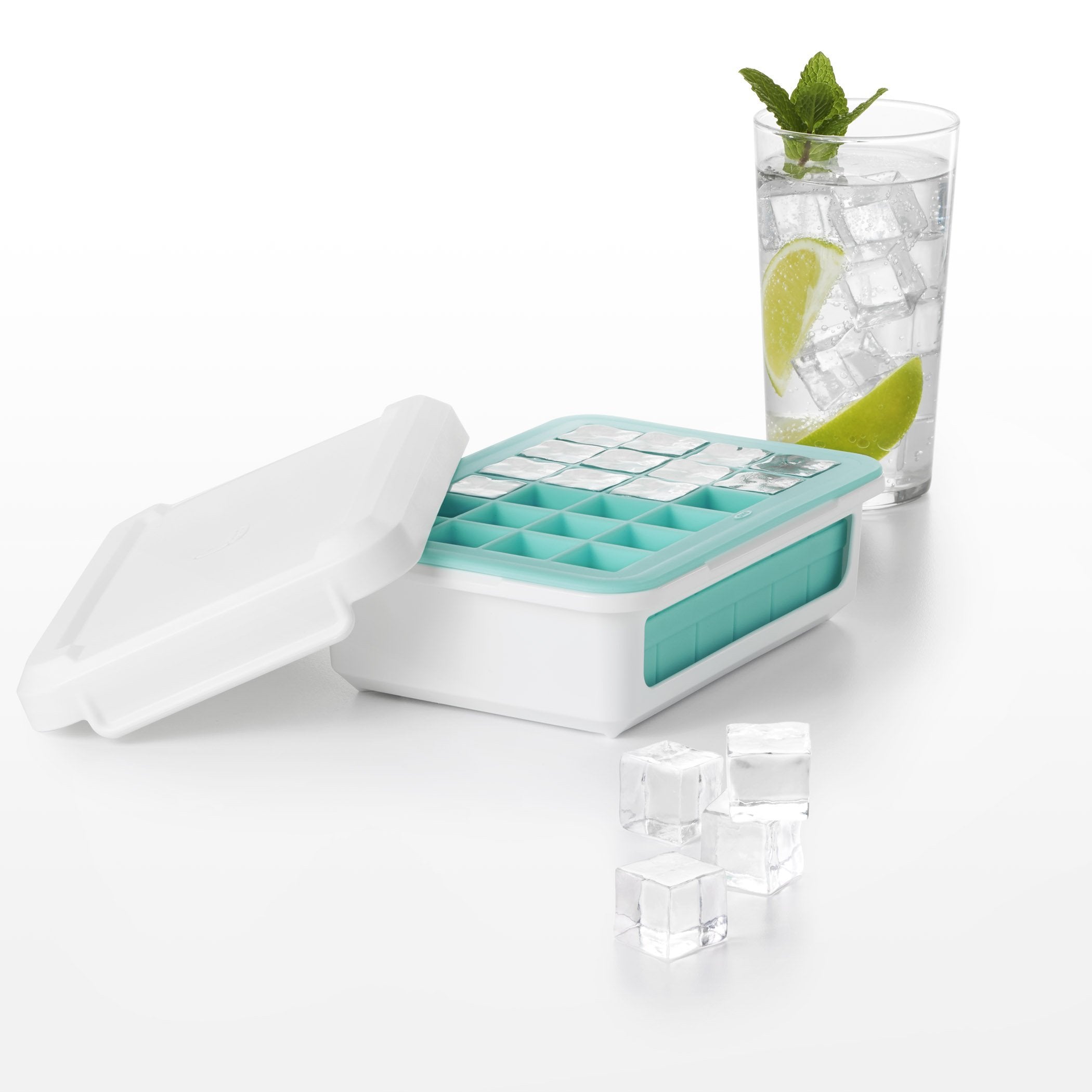 OXO Good Grips, diseño ergonómico facilita manejo y desmolde, incluso con guantes.