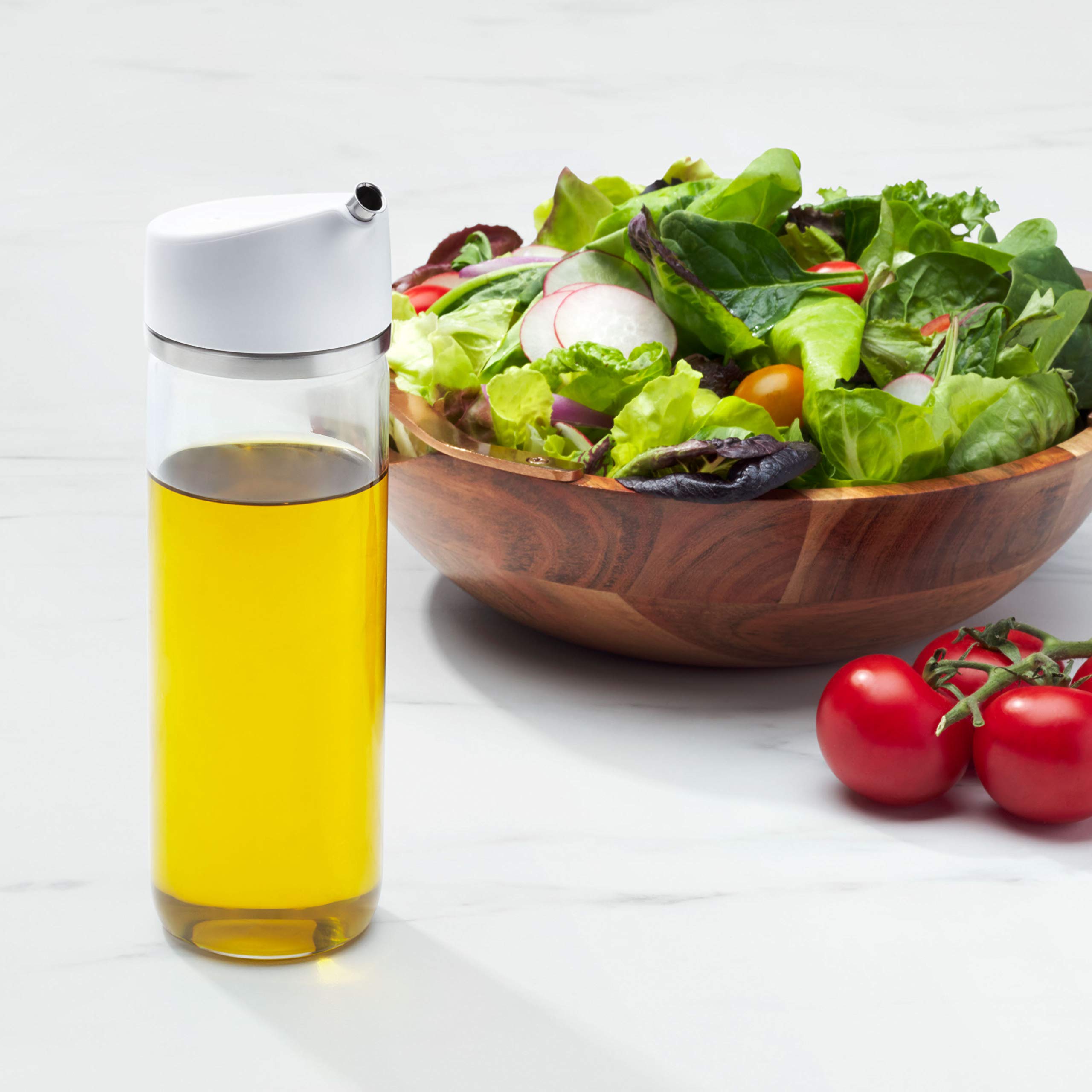 Dispenser OXO Good Grips uso diario en la mesa moderna